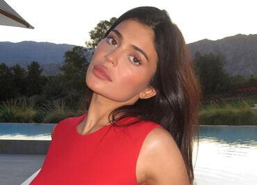 Kylie Jenner luce increíble vestido entallado con transparencias