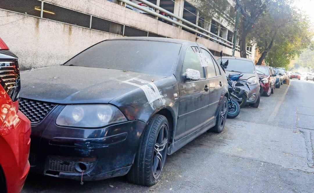 Los automóviles que son investigados por algún delito tienen sellos oficiales; en la imagen, alrededor de la agencia 50 de la FGJ. Foto: Axel Sánchez / EL UNIVERSAL