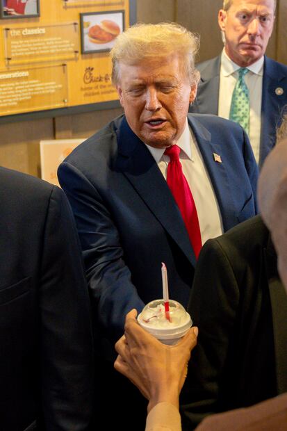 Donald Trump ordenó malteadas para toda la clientela que se encontraba en el local que visitó este 10 de abril en Atlanta. Foto: AP Photo/Jason Allen
