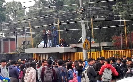 Jóvenes protestan y bloquean acceso a la Preparatoria 5
