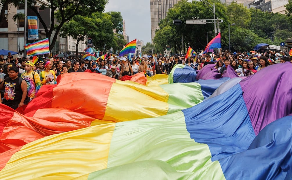 Miles de personas se reúnen en la marcha LGBT+ la cual partió del Ángel de la Independencia. Foto: Yaretzy Osnaya / El Universal
