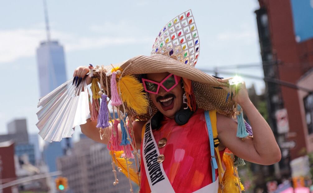 Una persona asiste a la Marcha del Orgullo de Nueva York el 29 de junio de 2025. Foto: AFP