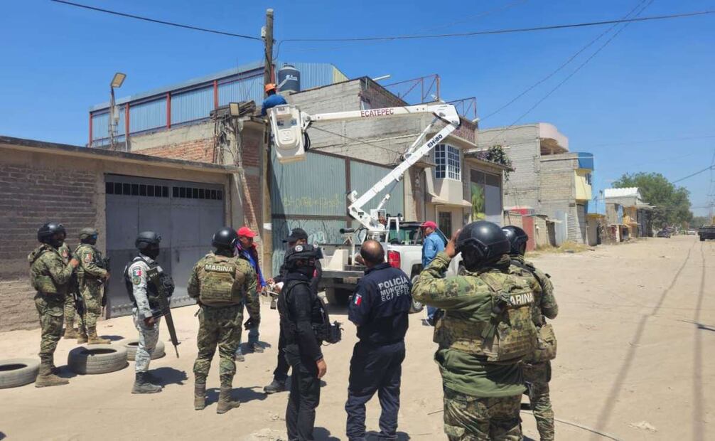 Policía municipal de Ecatepec y Semar retiran 25 cámaras de de vigilancia no oficiales en postes de alumbrado público. Foto: Especial
