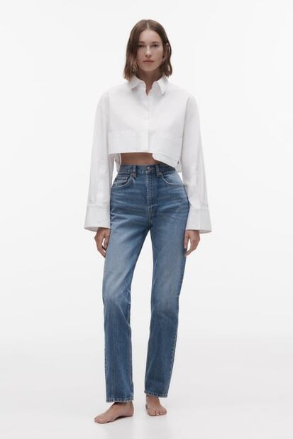El look de Cynthia Rodríguez con minifalda y camisa crop