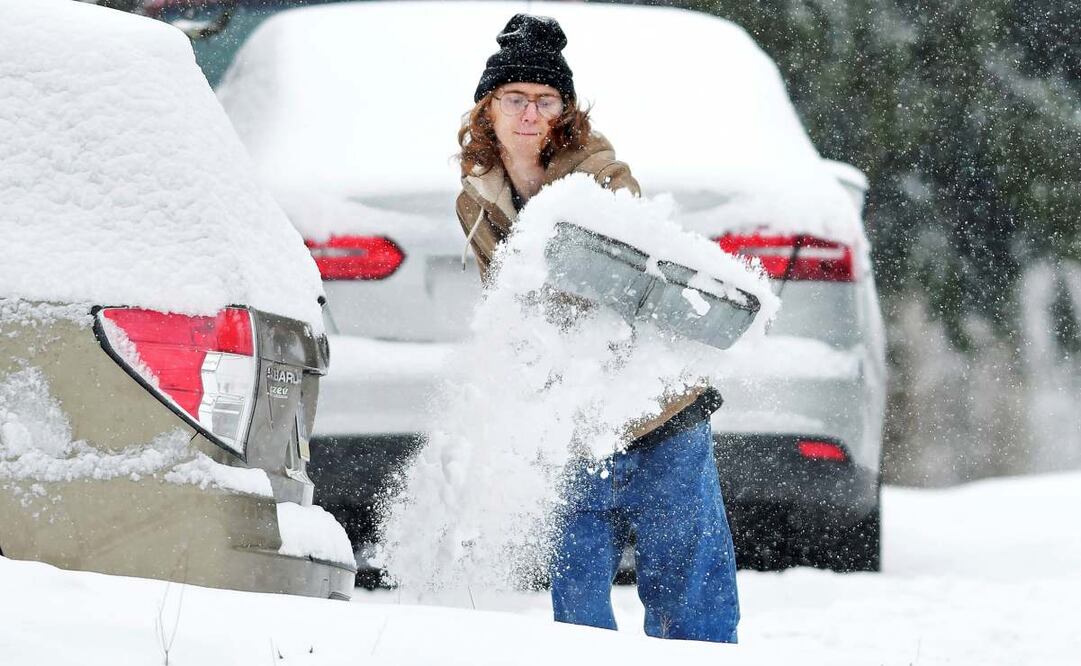Elijah Minahan, de Johnstown, Pensilvania, retira la nieve del frente de su casa en el vecindario de Westmont al tiempo que las bajas temperaturas y las nevadas azotan la región, el viernes 3 de enero de 2025. Foto: AP