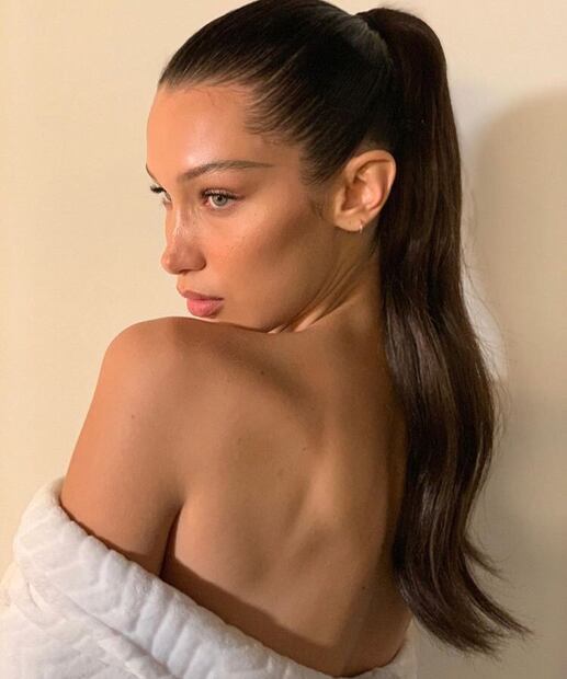 El peinado efecto lifting que estiliza el rostro y realza los pómulos. Foto: Instagram @bellahadid