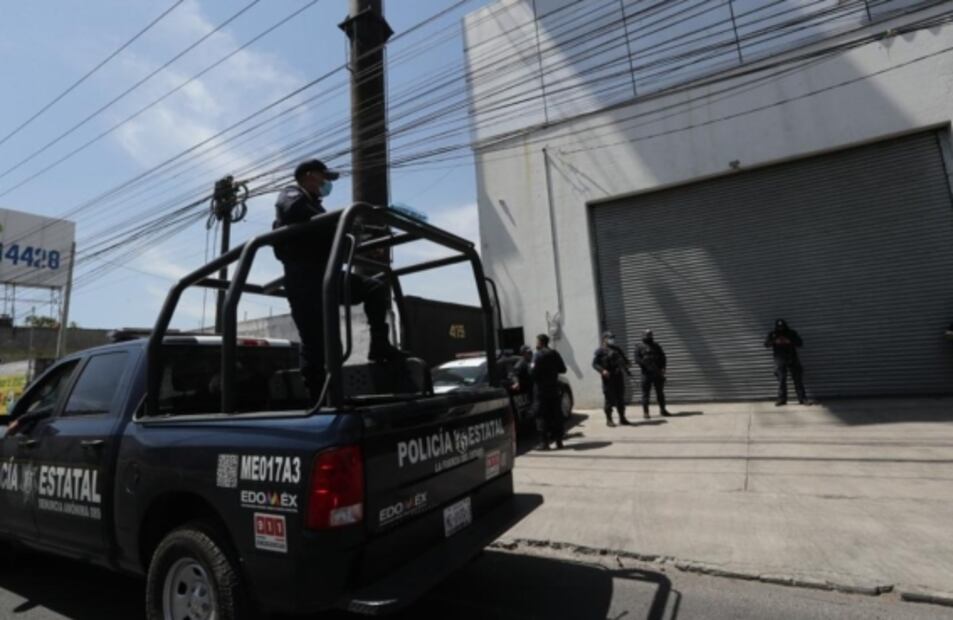 Presuntos delincuentes llevan 15 horas atrincherados en inmueble tras agresión a policías en Toluca