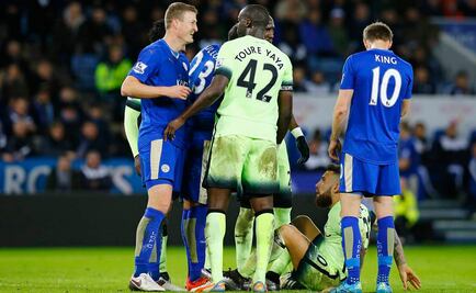 Leicester iguala y sigue líder en Premier