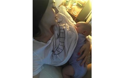 Comparte Zuria Vega foto amamantando