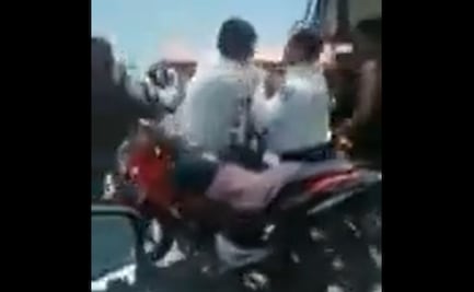 Video. Mototaxistas golpean a policías tras desobedecer en operativo vial en Texcoco 