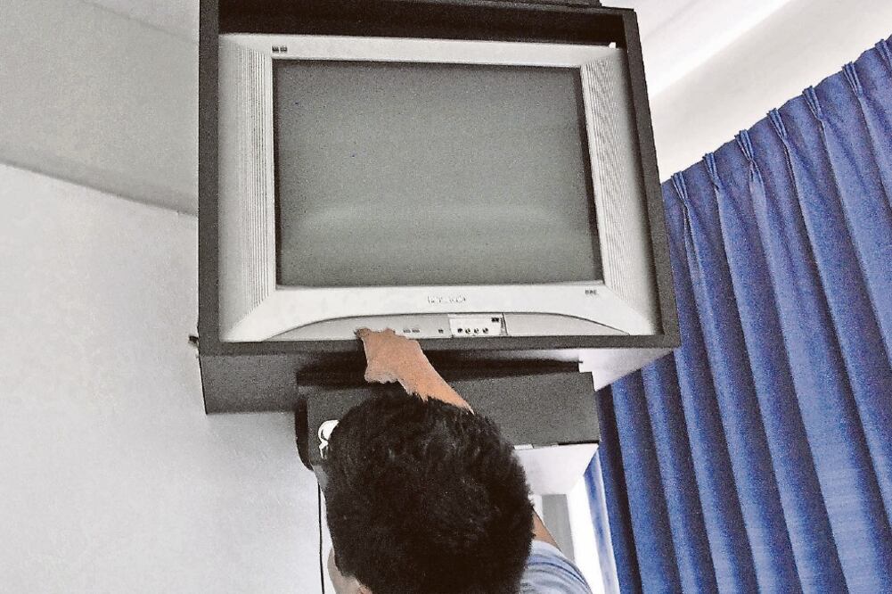 Expertos estiman que entre 10% y 20% de la población pueden quedarse sin acceso a la televisión abierta, es decir, entre 12 y 25 millones de personas (ARCHIVO EL UNIVERSAL)