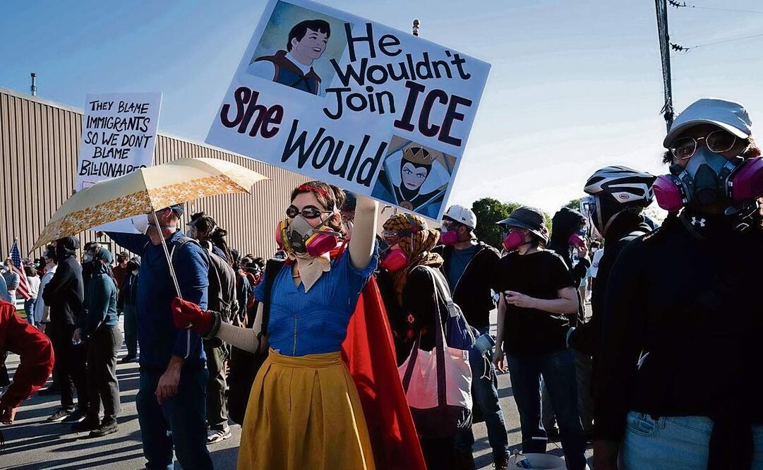 Manifestantes frente a un centro de procesamiento de inmigración en Broadview, Illinois. Hay una caída permanente de los movimientos transfronterizos, especialmente hacia el norte, dice ACNUR. Foto: Scott Olson / AFP