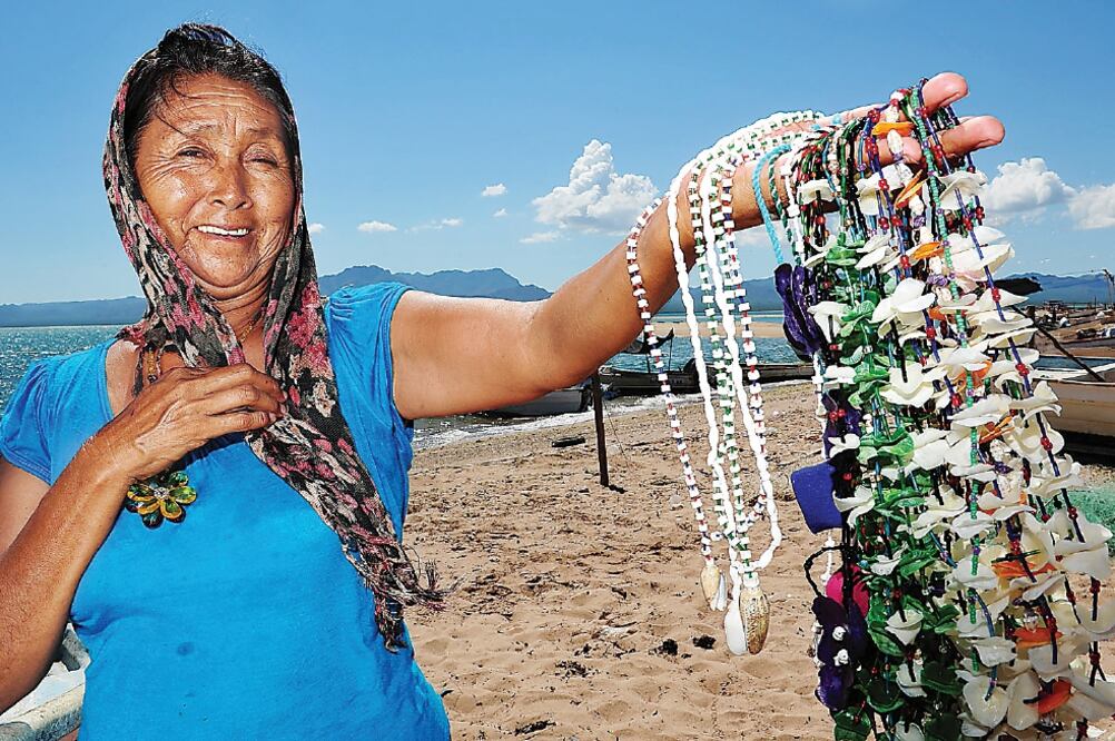 Aunque las mujeres seris se sienten orgullosas de sus costumbres y tradiciones, reconocen cuán difícil les resulta vender los collares que elaboran con caracoles, conchas, vértebras de víbora de cascabel, huesos de pescado y hasta escamas (AMALIA ESCOBAR)