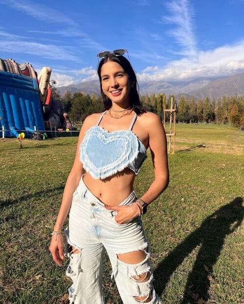 Ary Tenorio, novia de Luisito Comunica, deslumbra con jeans rotos