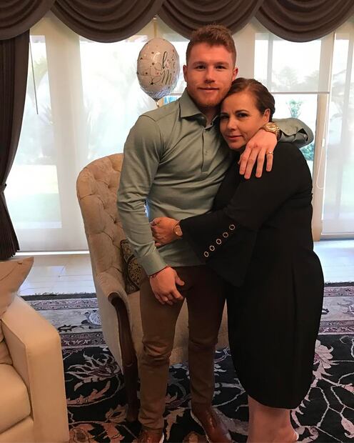 Canelo Álvarez y su madre. Fuente: Instagram @canelo