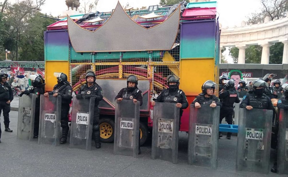 Repliegan a comerciantes que bloqueaban Avenida Juárez en el Centro de la CDMX.
Foto: Francisco Rodriguez