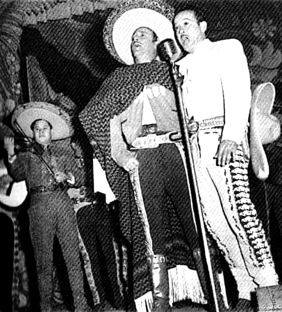 Jorge Negrete y Pedro Infante en el Teatro Lírico, un recinto histórico construido en la calle del Águila, hoy Calle de República de Cuba en la Ciudad de México.