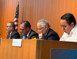 Legisladores mexicanos califican de discriminatorio impuesto a remesas en encuentro público en EU; "castiga a millones de familias"