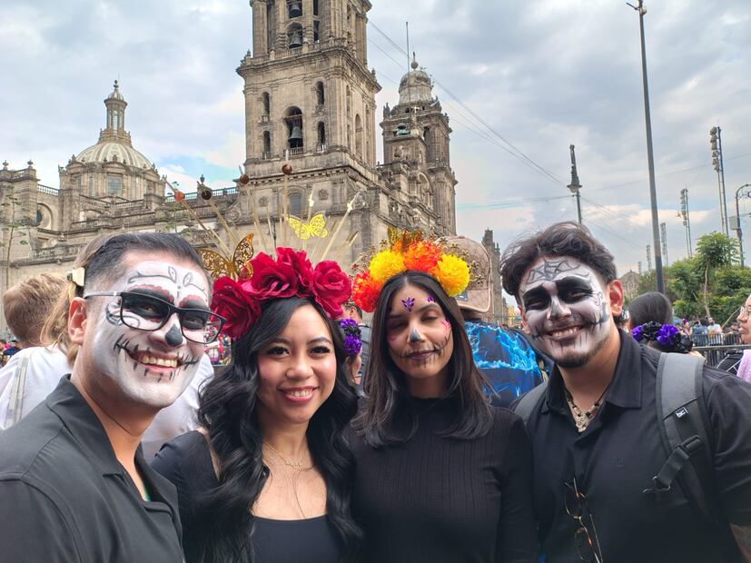 Miles de personas abarrotan el Zócalo capitalino para participar en el Desfile de Día de Muertos. Foto: Arantxa Meave/ EL UNIVERSAL