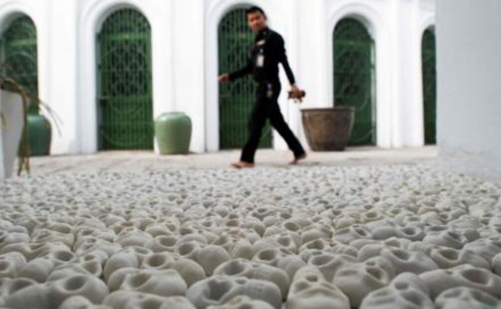 Templo de Bangkok ofrece experiencia de caminar sobre calaveras