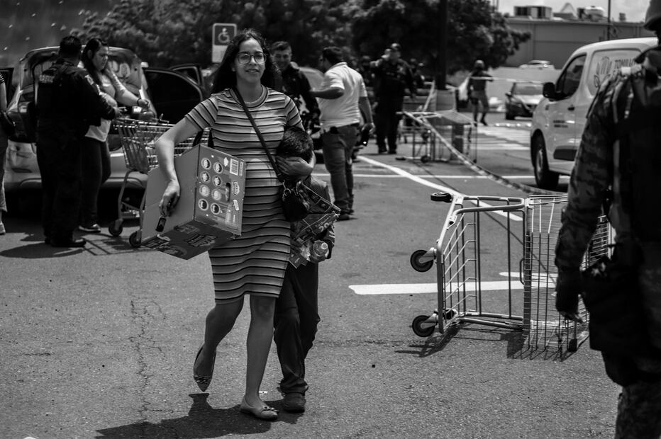 Culiacán, Sinaloa 12 de septiembre 2024.- Un hombre fue ejecutado a balazos en el estacionamiento del supermercado Sam's Club al sur de Culiacán. Es el tercer ejecutado hasta el medio día de hoy y se suma a la ola de violencia que ya lleva 4 días en Culiacán. Además de los reportes de ejecuciones, se suman avistamientos de civiles fuertemente armados en las periferias de Culiacán y disparos en contra de establecimientos comerciales. Foto: 
Iván Medina/ 24mm