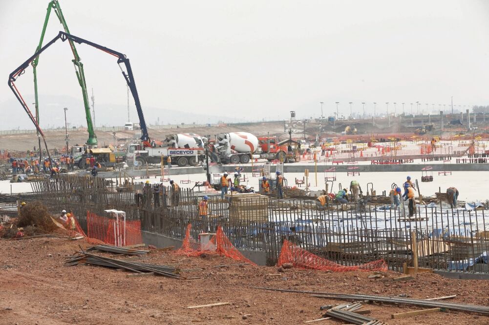 La industria de la construcción tiene 209 contratos en el nuevo aeropuerto, que representan un monto de 155 mil millones de pesos, detalló la CMIC. (ARCHIVO EL UNIVERSAL)