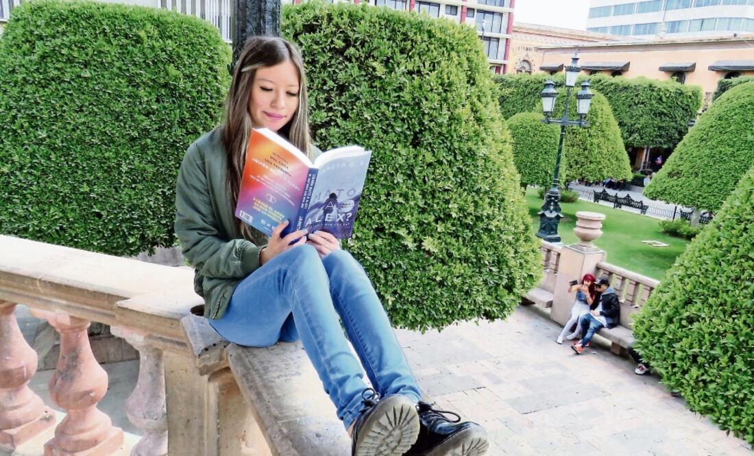 Janeth G. S comenzó a escribir en Wattpad a los 16 años, ahora tiene 19 años y una novela en dos volúmenes: ¿Quién mató a Alex?, que alcanzó 37 millones de lecturas y más de 2 millones de comentarios. (CORTESÍA LECTURALIA)