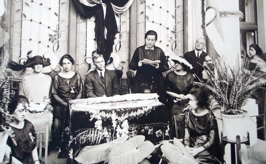 Gabriela Mistral durante la fiesta que le ofrecieron al interior de la escuela que llevaba su nombre. Archivo EL UNIVERSAL.