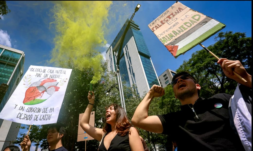 Jóvenes con carteles en mano gritan consignas a favor de palestinos en la Ciudad de México, el 7 de octubre de 2025. Foto: Luis Camacho/EL UNIVERSAL