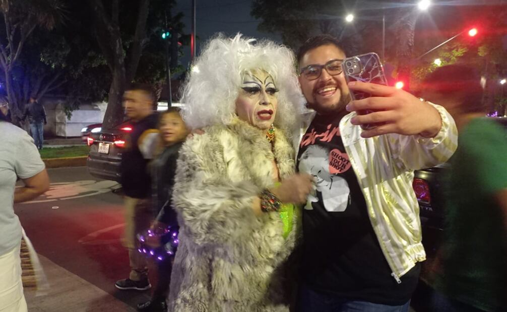 Doble de Divine posa con un ferviente fan del ícono del dragqueen y el movimiento LGBT+.
Foto: EL UNIVERSAL / Mariana Lebrija Clavel.