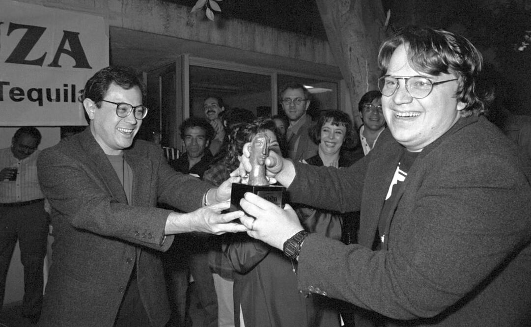 Guillermo del Toro, en la Muestra Internacional de Cine de la Universidad de Guadalajara de 1993, recibió el premio DICINE por Cronos. El galardón se lo entregó su amigo y crítico cinematográfico, Leonardo García Tsao. Foto: Wikimedia Commons.