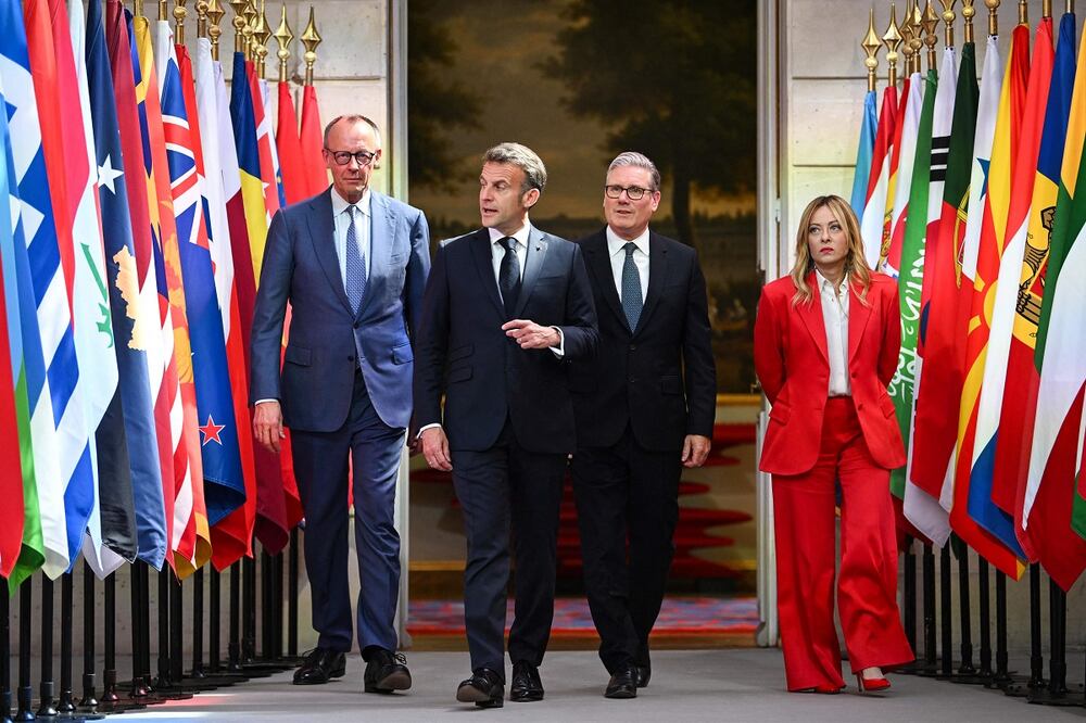 El canciller alemán Friedrich Merz, el presidente francés Emmanuel Macron, el primer ministro británico Keir Starmer y la premier italiana Giorgia Meloni llegan a una cumbre internacional sobre los esfuerzos para reabrir el estrecho de Ormuz en el Palacio del Elíseo en París. Foto: AFP