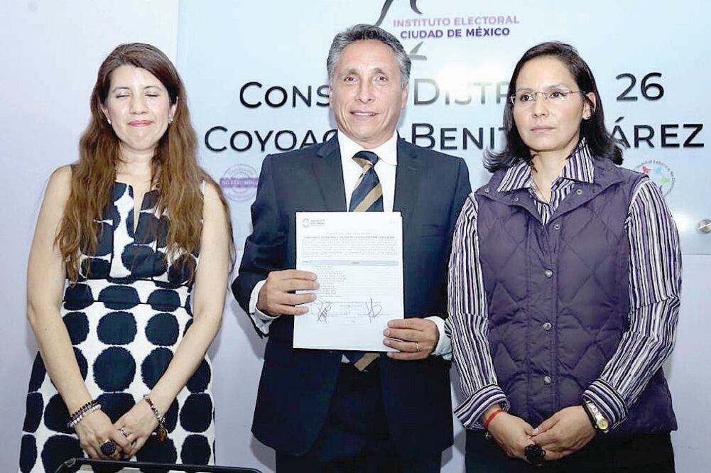 Manuel Negrete presentó la impugnación sin el acompañamiento del PRD, PAN ni MC; en la imagen, cuando recibió su constancia de mayoría. (ARCHIVO EL UNIVERSAL)