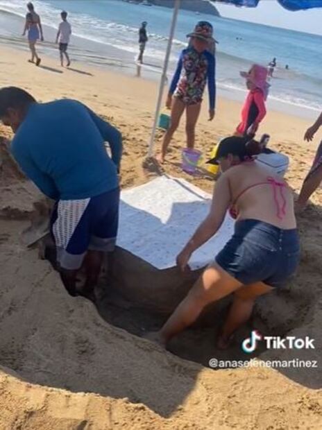 Familia causa furor en la playa al construir sus propio mobiliario