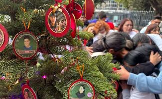 Con rezos y abrazos, madres buscadoras iluminan árbol navideño frente al Centro para Búsqueda de Personas; reclaman justicia y verdad