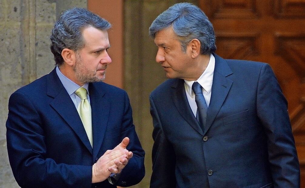 Santiago Creel Miranda y Andrés Manuel López Obrador, en 2002. Foto: Archivo EL UNIVERSAL