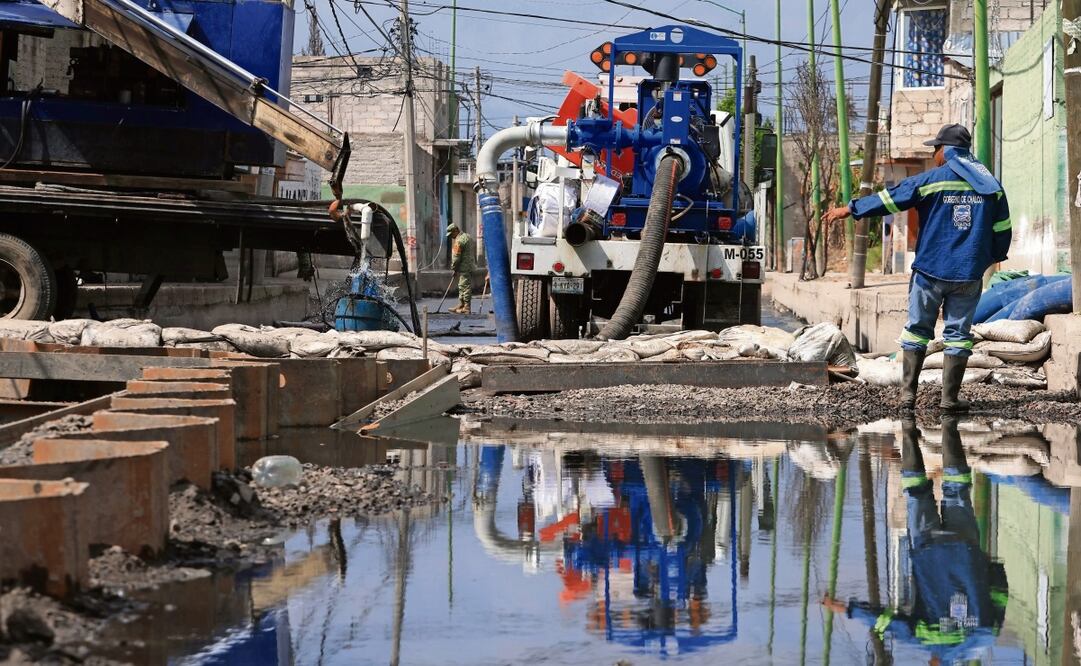 Las precipitaciones de las últimas 48 horas generaron encharcamientos y lodo en varias calles de la colonia Culturas de México, por lo que la mayoría de los vecinos tuvieron que ponerse otra vez sus botas de plástico para poder andar en la vía pública. Foto: Berenice Fregoso: El Universal