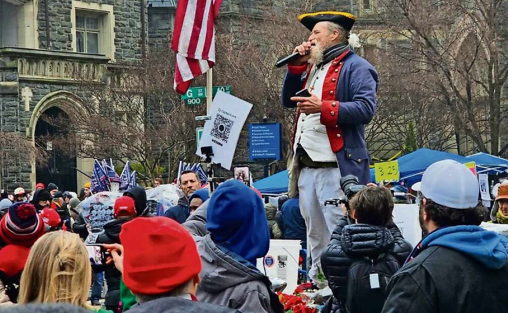 Afuera del Capital One, simpatizantes, algunos disfra-zados, espera-ron el discurso de Trump. Foto: Max Aub | El Universal (20/01/2025)
