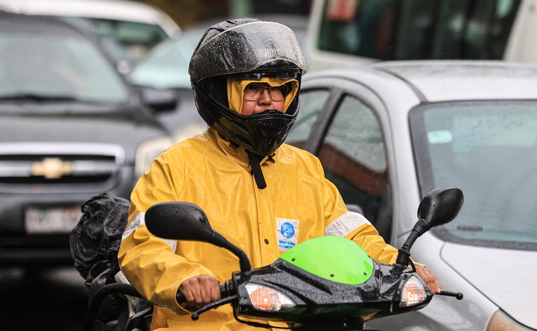 Capitalinos se resguardan de las lluvias. FOTOS Gabriel Pano El Universal