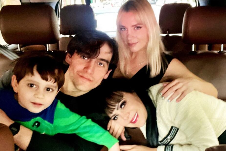 La actriz posa en compañía de Julián Figueroa (QEPD), su nuera Imelda Garza Tuñón y su nieto, José Julián.
Foto: Instagram