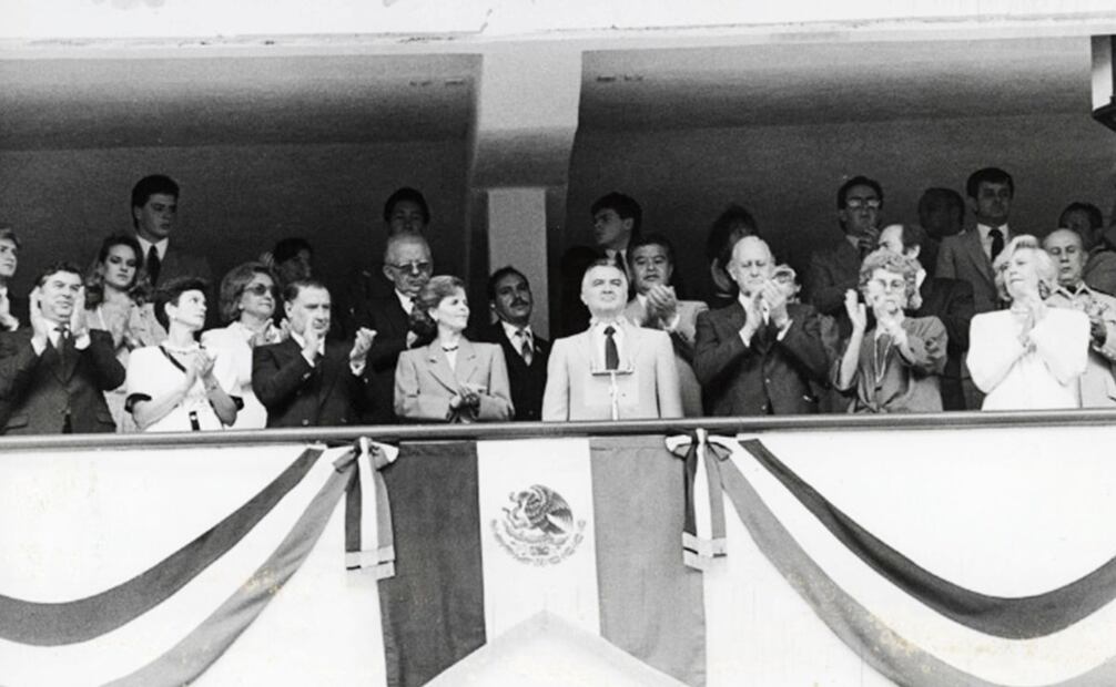 Miguel de la Madrid en la inauguración del Mundial de 1986, apenas ocho meses después del sismo del 19 de septiembre de 1985. El entonces mandatario recibió abucheos y hasta algunos de los discursos de encargados de la FIFA cayeron mal entre los asistentes. Foto: Archivo EL UNIVERSAL.