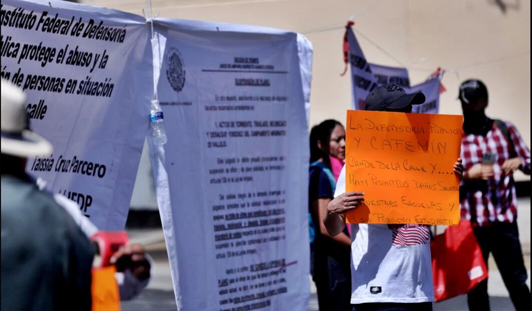 Vecinos de la colonia Vallejo, cierran Bucareli esquina con Reforma, acusaron al Instituto Federal de la Defensoría Pública de impedir la reubicación del campamento migrante asentado en su colonia, el jueves 15 de mayo de 2025. Foto: Fernanda Rojas/EL UNIVERSAL