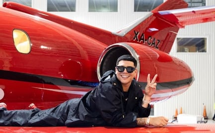 El auto que Eduin Caz, de Grupo Firme, luce junto a su avión privado