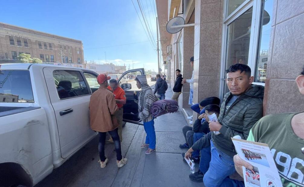 Migrantes recibiendo ayuda del INM afuera de hoteles donde se hospedan en Ciudad Juárez (11/11/2024). Foto: Paola Gamboa / EL UNIVERSAL