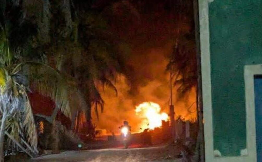 El incendio se registró en la zona de mangle en Sisal, Yucatán (03/04/2025). Foto: Especial