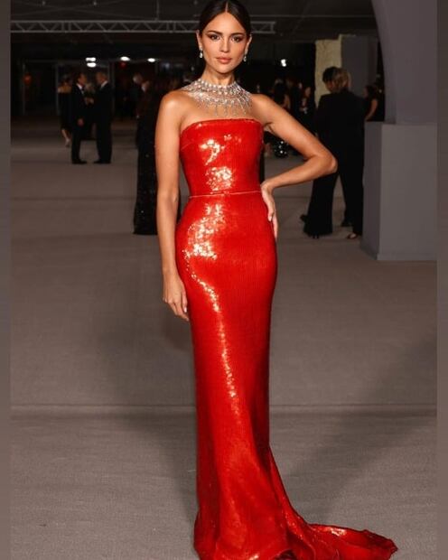 Eiza González derrocha sensualidad con vestido de escote profundo