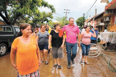 Desalojan a 56 familias en Mazatlán 
