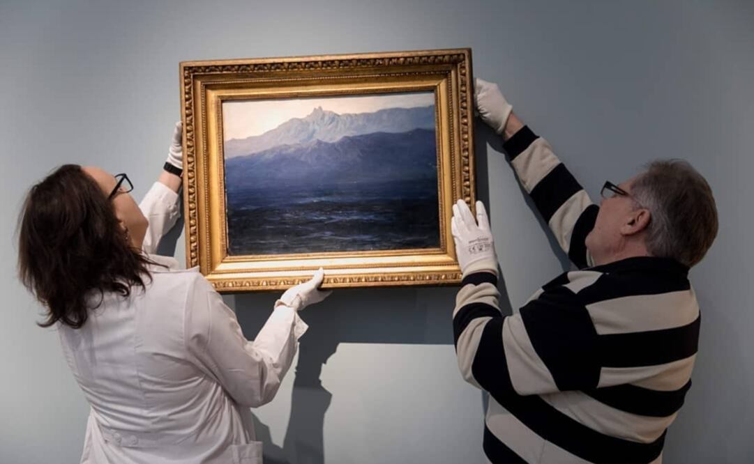 La obra "Ai Petri. Crimea", de Arkhip Kuindzhi, siendo colgada en la pared de la Galería Tretyakov. Foto: Instagram - Tretyakov Gallery
