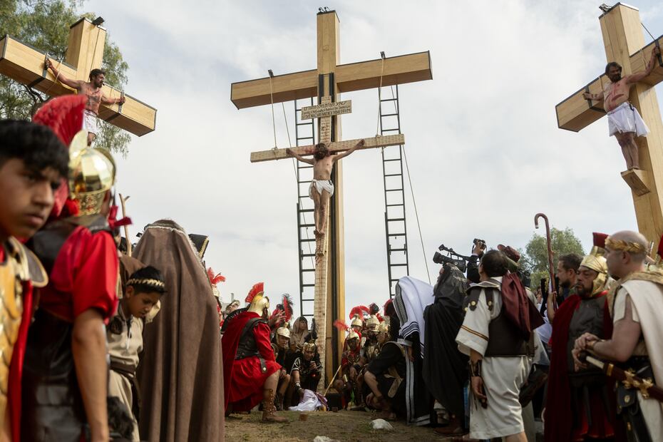 Miles de personas presenciaron el Viacrucis y la Crucifixión de Jesús, durante la 182 Representación de la Pasión de Cristo en Iztapalapa. (Foto Hugo Salvador/ EL UNIVERSAL)
