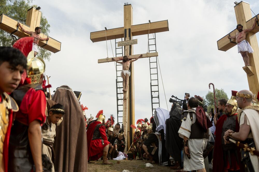 Miles de personas presenciaron el Viacrucis y la Crucifixión de Jesús, durante la 182 Representación de la Pasión de Cristo en Iztapalapa. Foto Hugo Salvador/ EL UNIVERSAL
